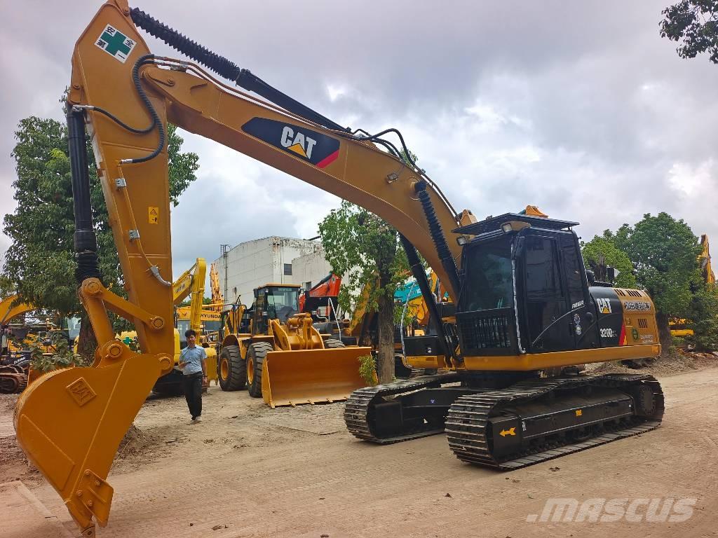 CAT 320 D حفارات زحافة
