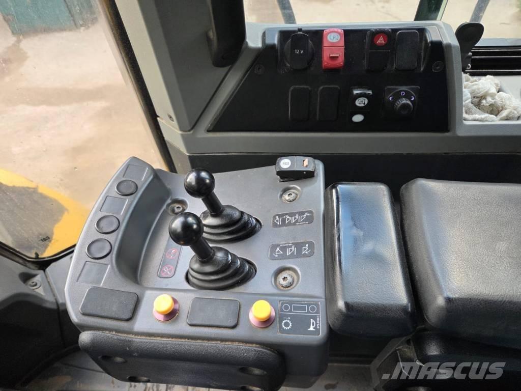 CAT 962 M لوادر بعجل