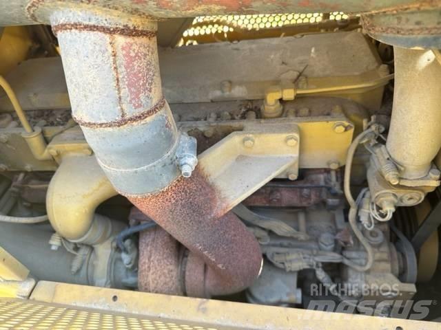 CAT D 5 M XL بلدوزرات مجنزرة