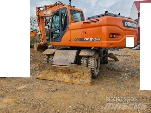 Doosan DX 210 W حفارات بعجل