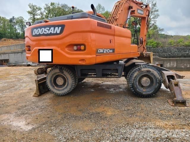 Doosan DX 210 W حفارات بعجل