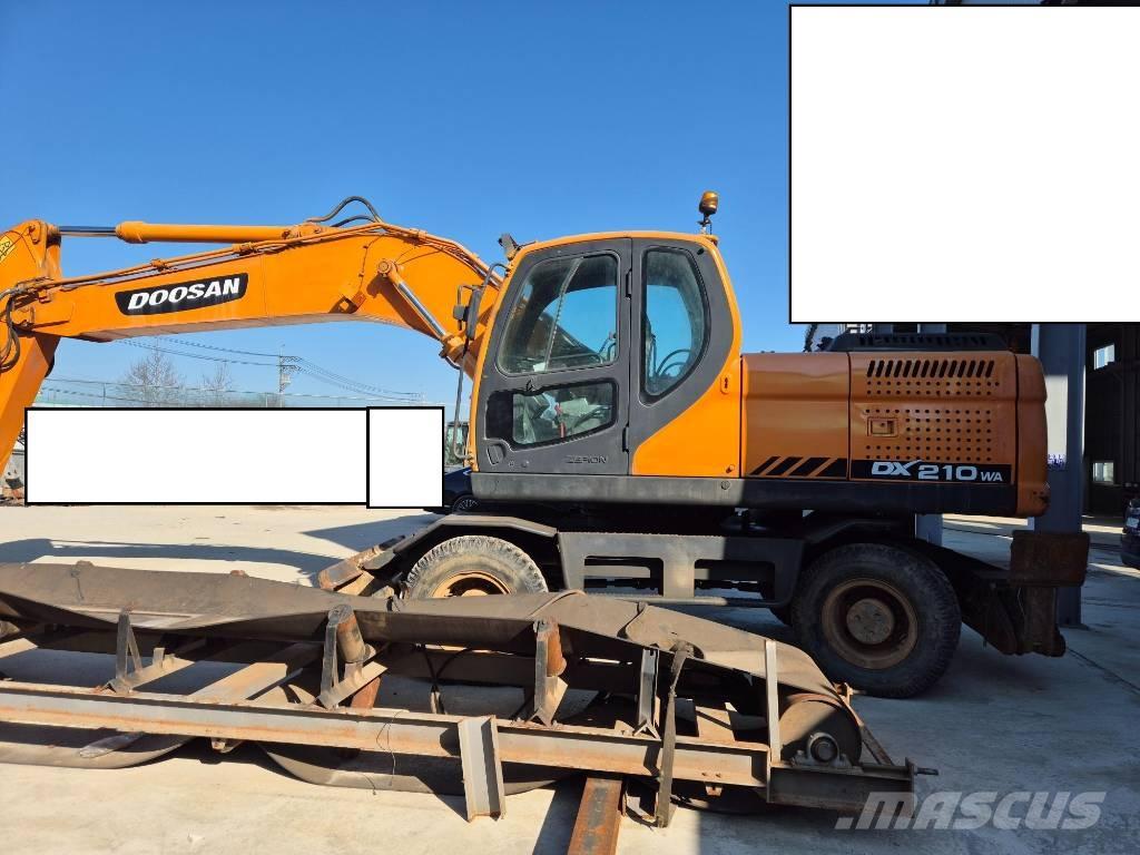 Doosan DX 210 W حفارات بعجل