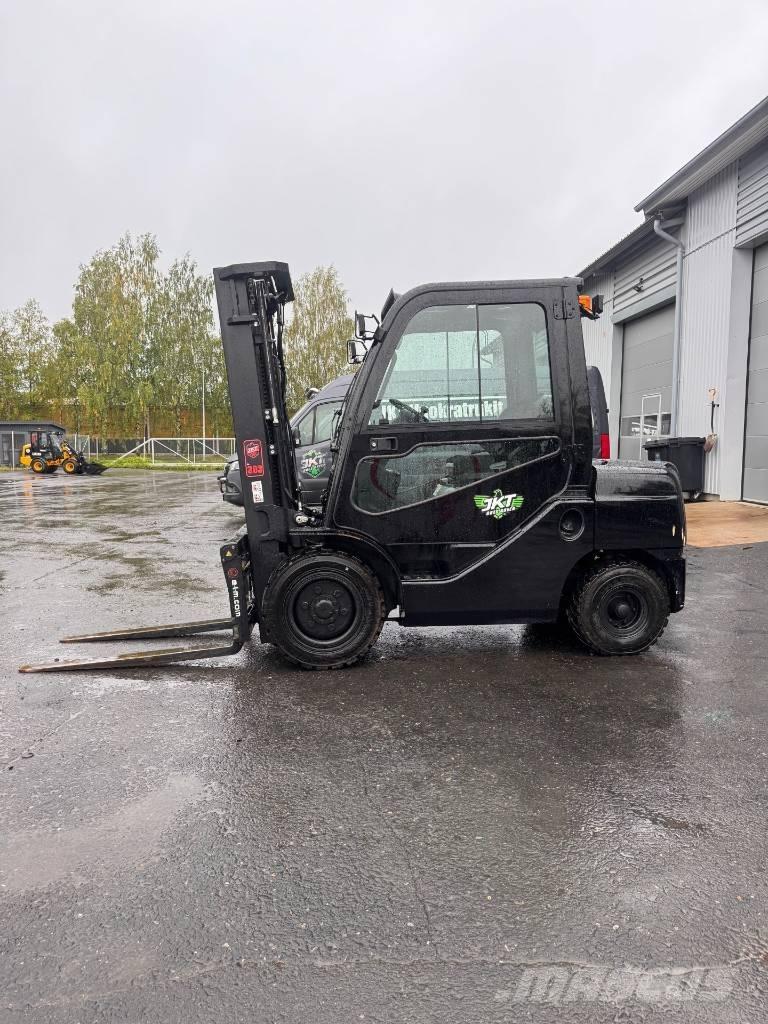 Toyota 02-8 FDF 30 شاحنات الديزل