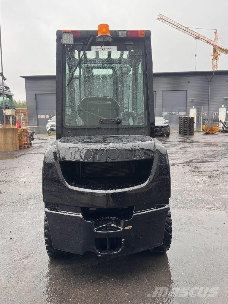 Toyota 02-8 FDF 30 شاحنات الديزل
