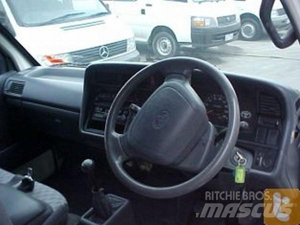 Toyota HIACE RZH103R شاحنة مقفلة