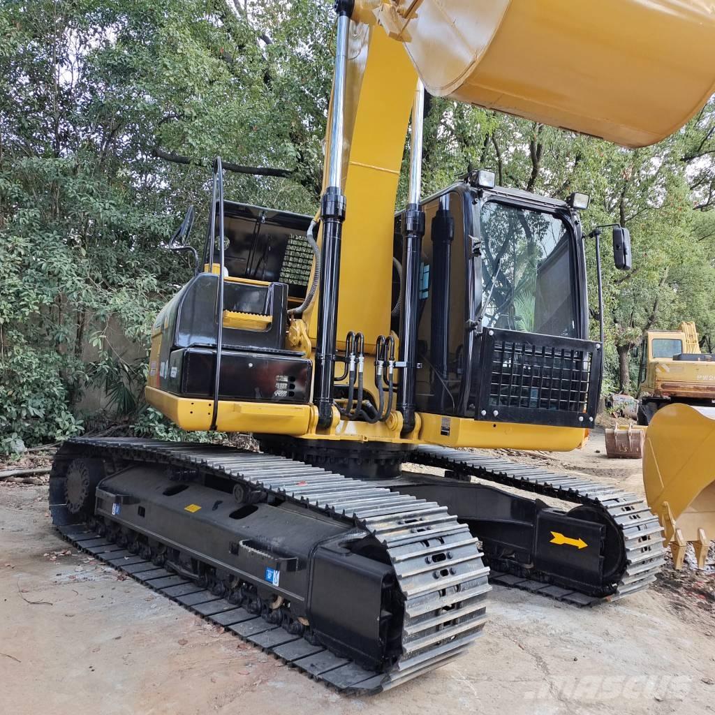 CAT 320 D حفارات زحافة