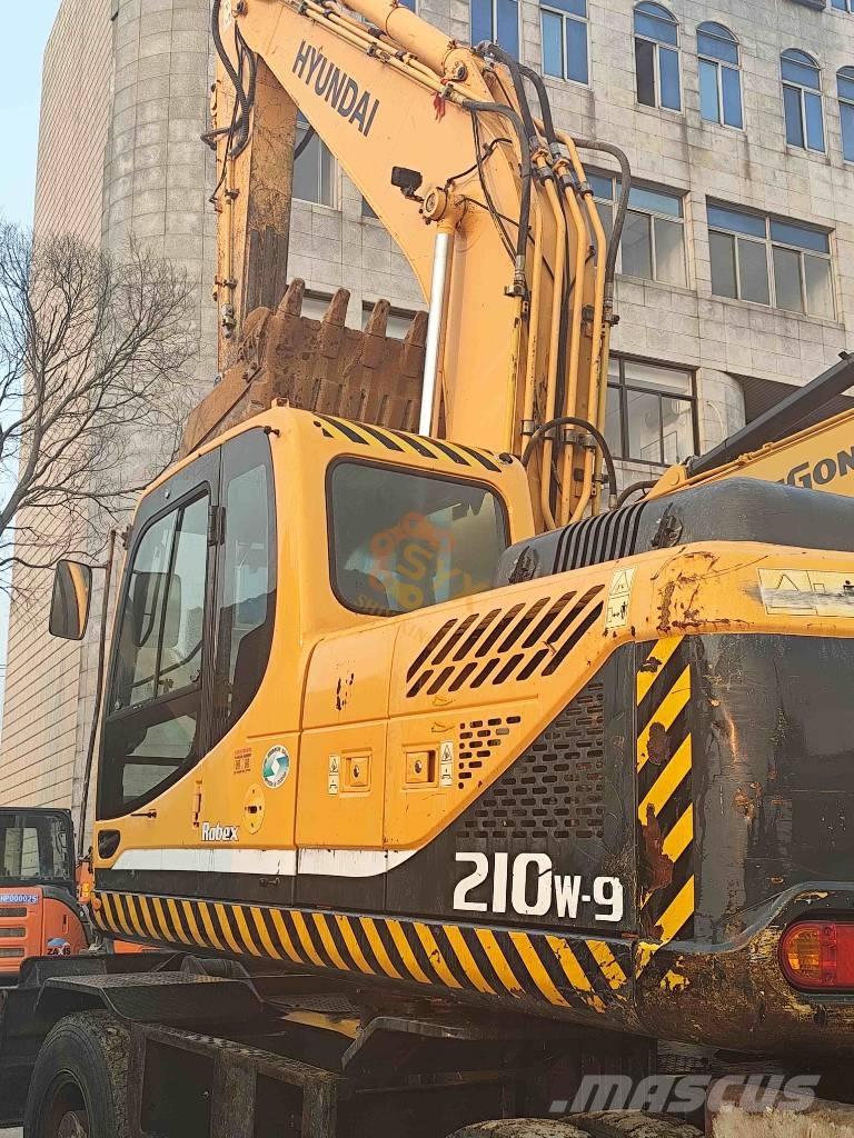 Hyundai R210W-9 حفارات بعجل