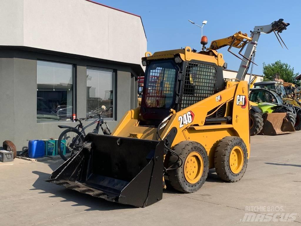 CAT 246 لوادر انزلاقية التوجيه
