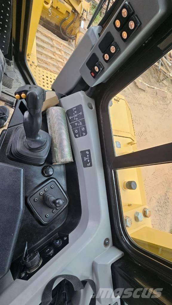 CAT D 6 T LGP بلدوزرات مجنزرة