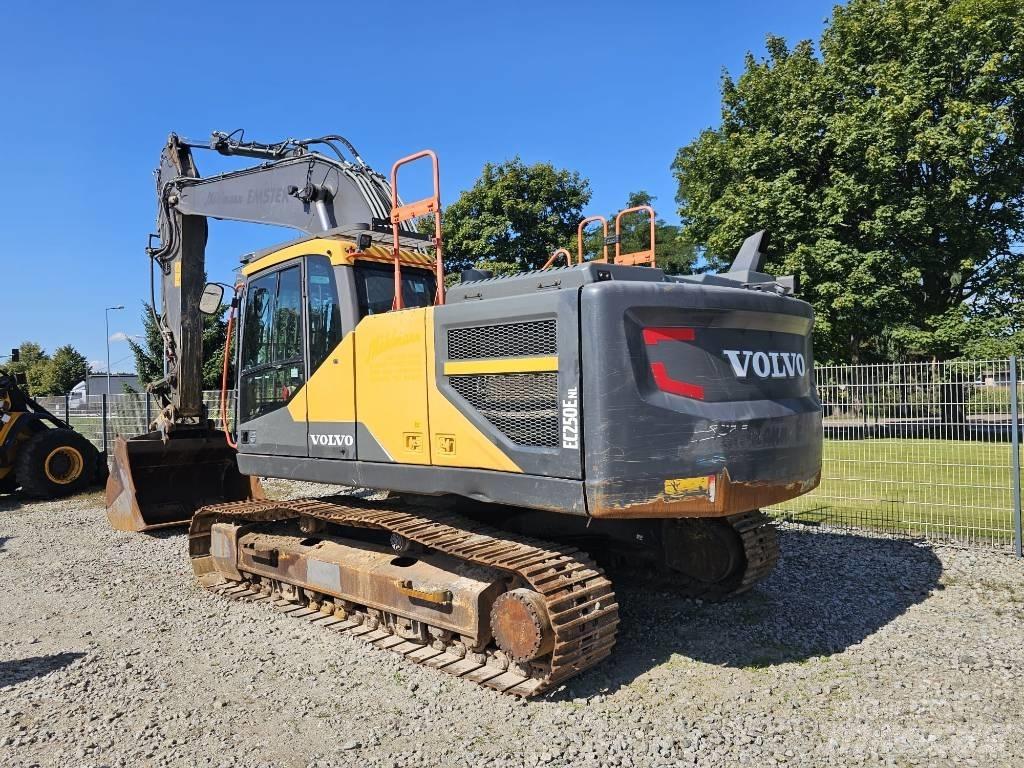 Volvo EC 250 E حفارات زحافة