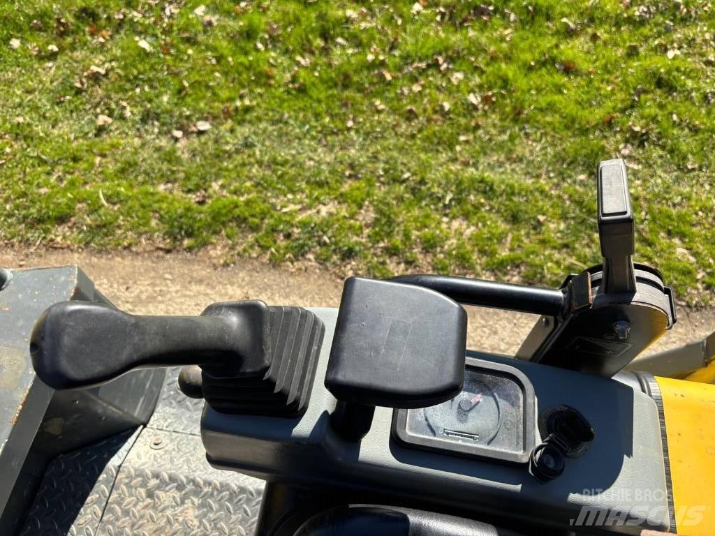 Wacker Neuson DT 23 عربات نقل قلابة مجنزرة