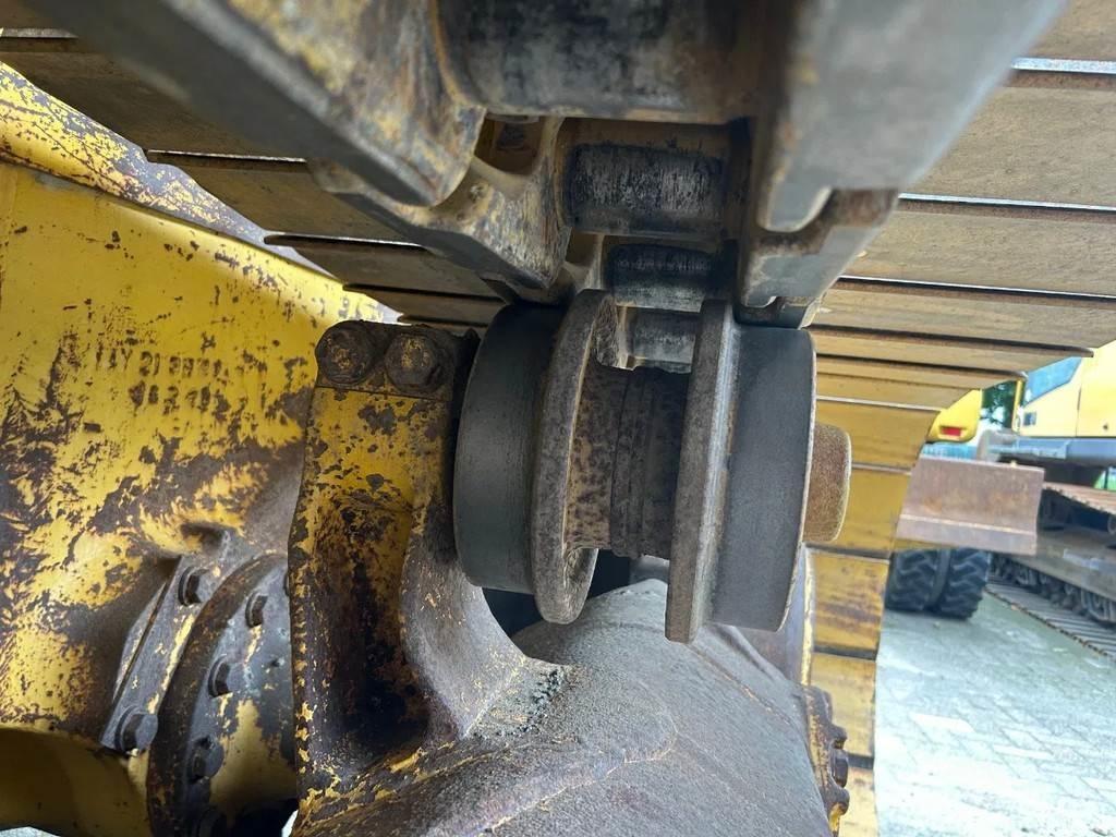 Komatsu D65PX-15 بلدوزرات مجنزرة
