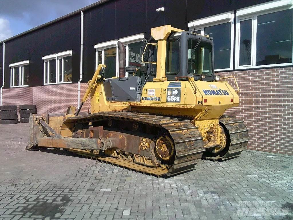 Komatsu D65PX-15 بلدوزرات مجنزرة