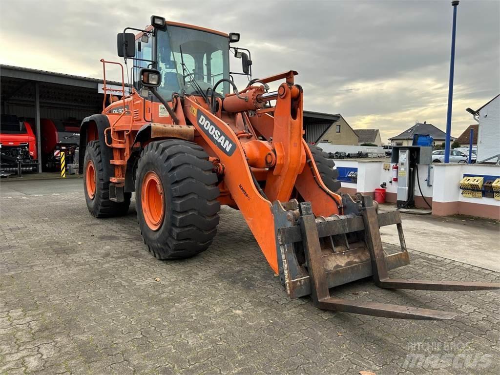 Doosan DL 300 لوادر بعجل