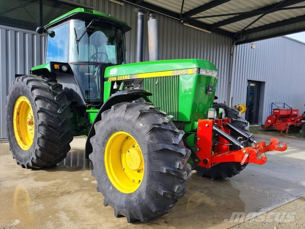 John Deere 4255 الجرارات