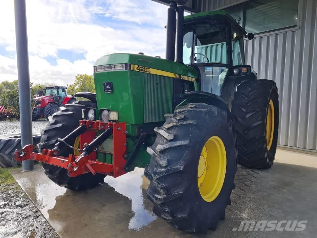 John Deere 4255 الجرارات