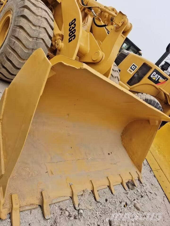 CAT 938 F لوادر بعجل