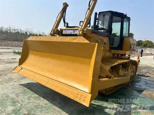 CAT D 6 G بلدوزرات مجنزرة