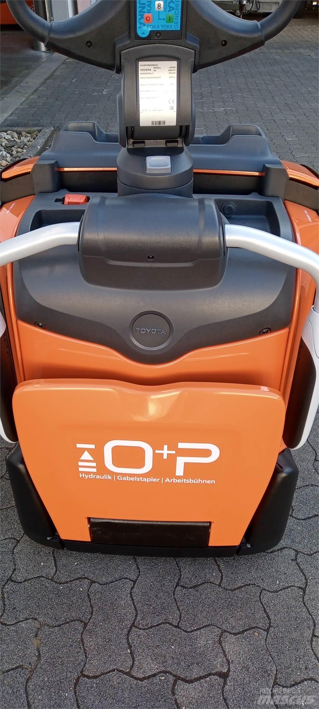 Toyota LPE200 معدات الرفع منخفض المستوى