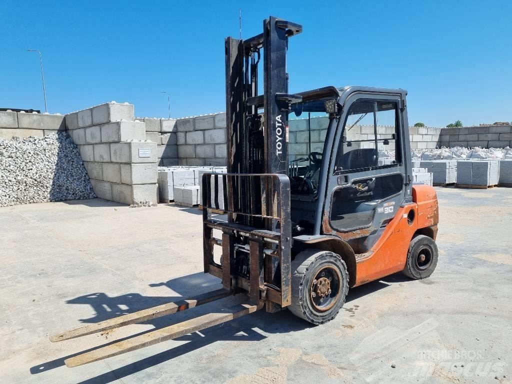 Toyota 02-8 FD F 30 شاحنات الديزل