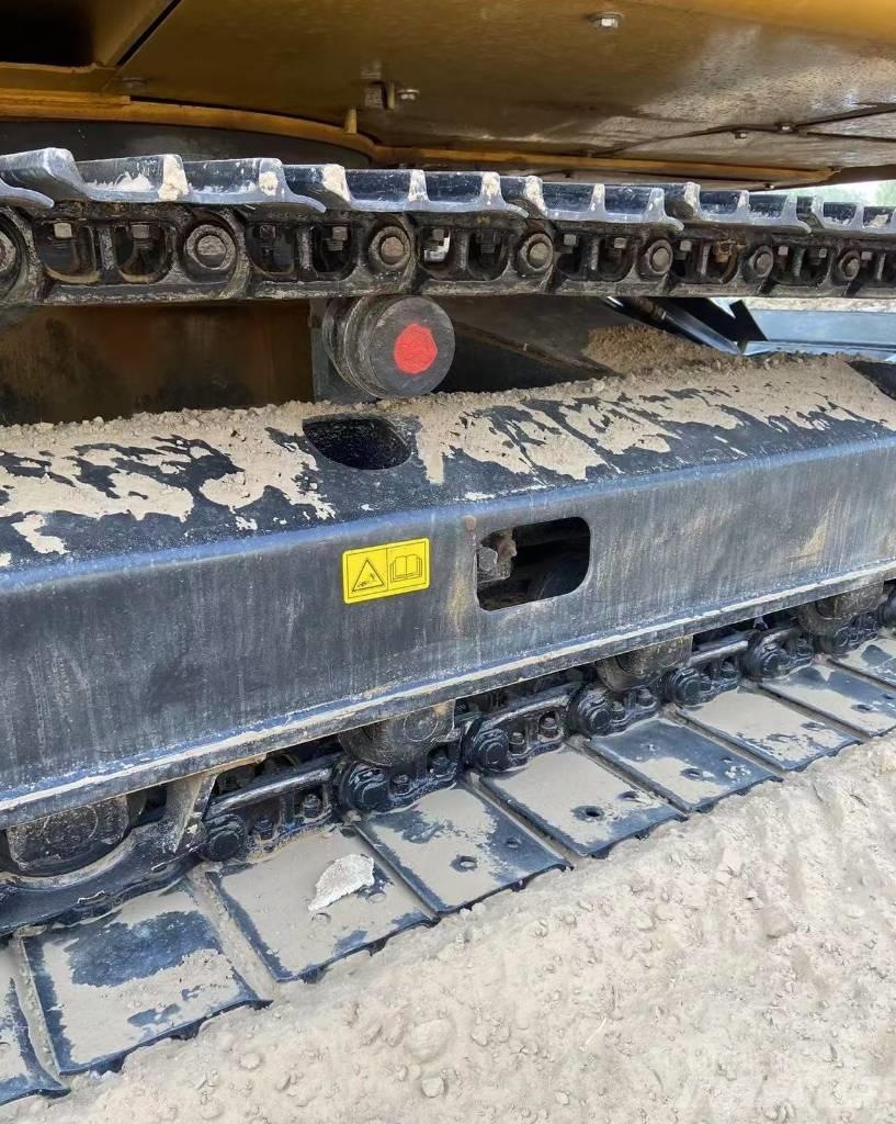 CAT 307 D حفارات زحافة