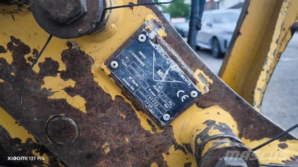 CAT M 313 D حفارات بعجل