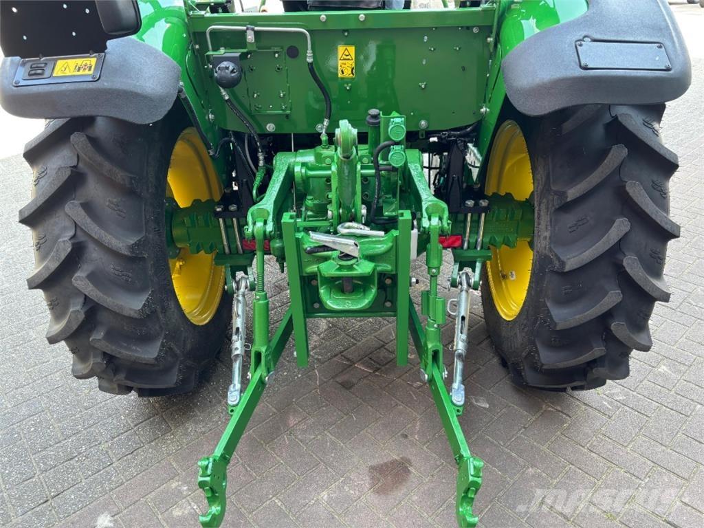 John Deere 5050E الجرارات