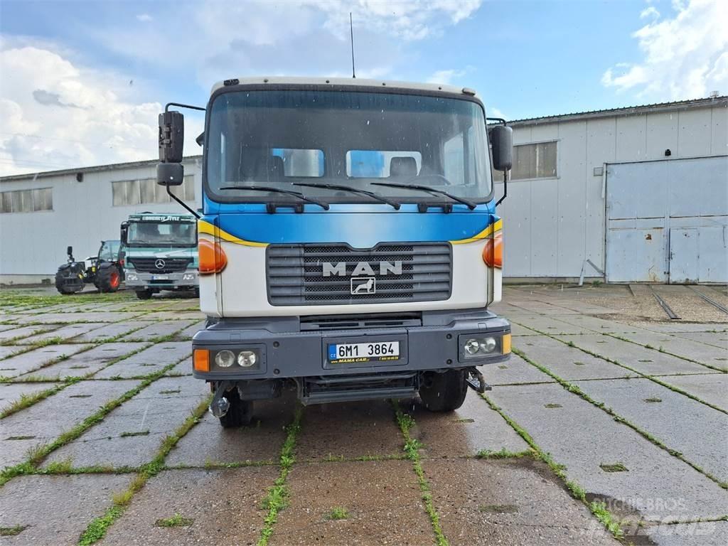 MAN 32.364 VFC 8X4 شاحنات بمقصورة وهيكل
