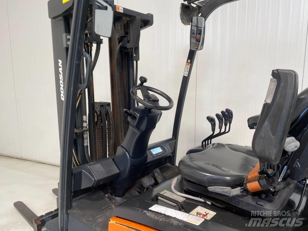 Doosan B25X-7 شاحنات ذات رافعات شوكية تعمل بالكهرباء
