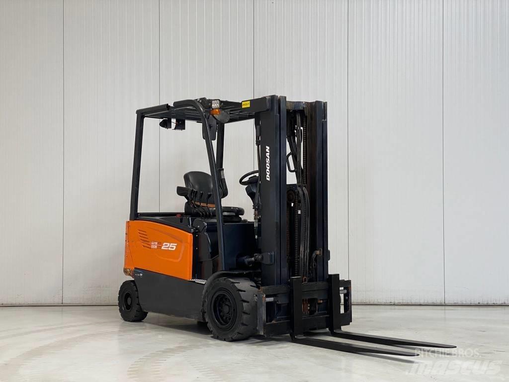 Doosan B25X-7 شاحنات ذات رافعات شوكية تعمل بالكهرباء