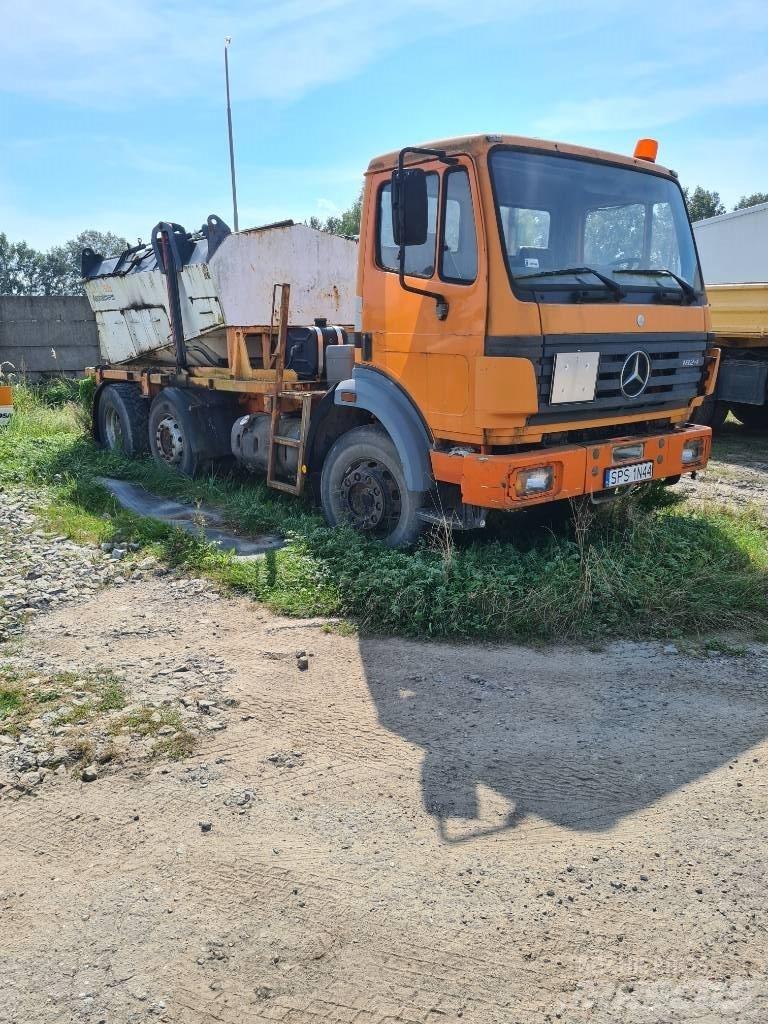 Mercedes-Benz 2422 شاحنات بمقصورة وهيكل