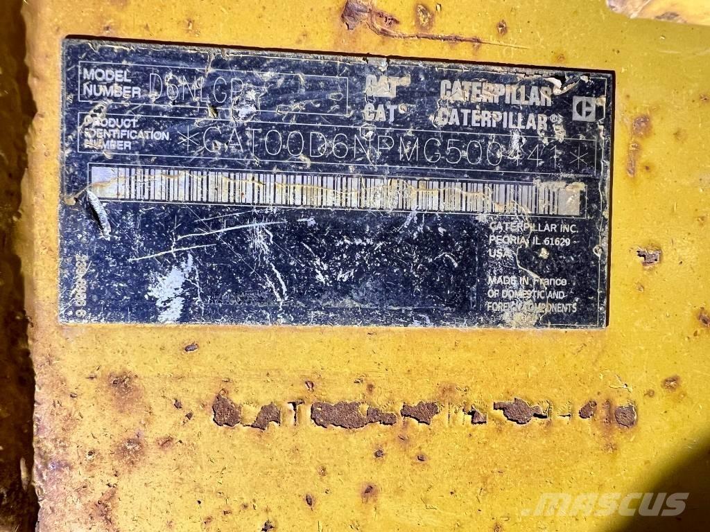CAT D6N LGP بلدوزرات مجنزرة