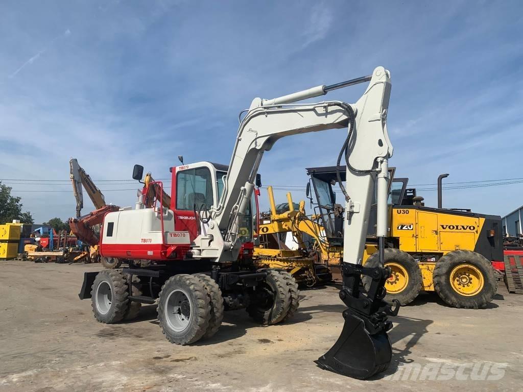 Takeuchi TB070W حفارات بعجل