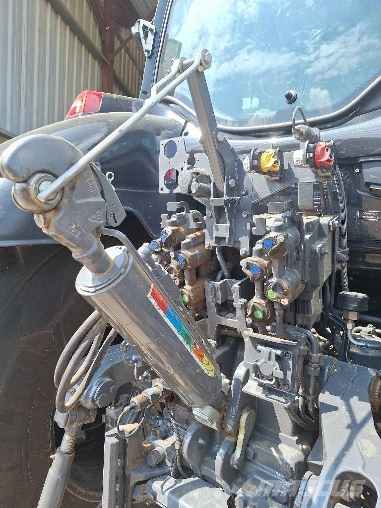 Valtra Q265 الجرارات