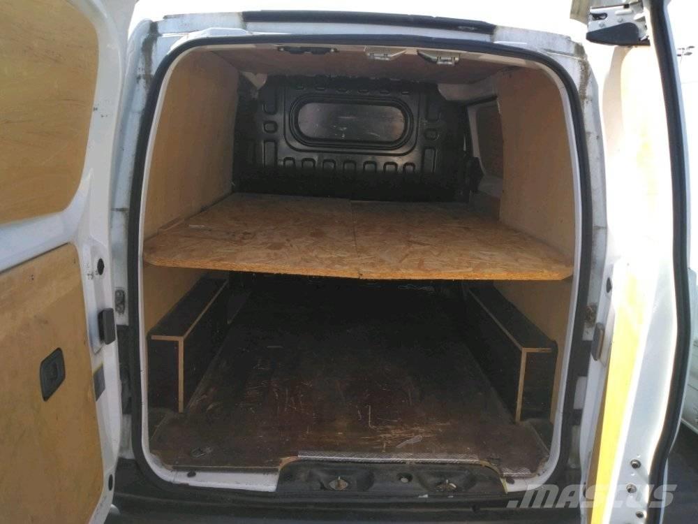 Nissan NV 200 شاحنة مقفلة
