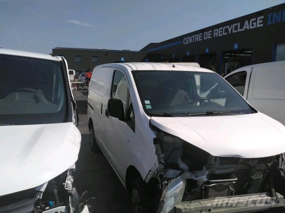 Nissan NV 200 شاحنة مقفلة