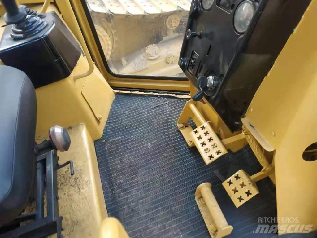 CAT D 5 M بلدوزرات مجنزرة