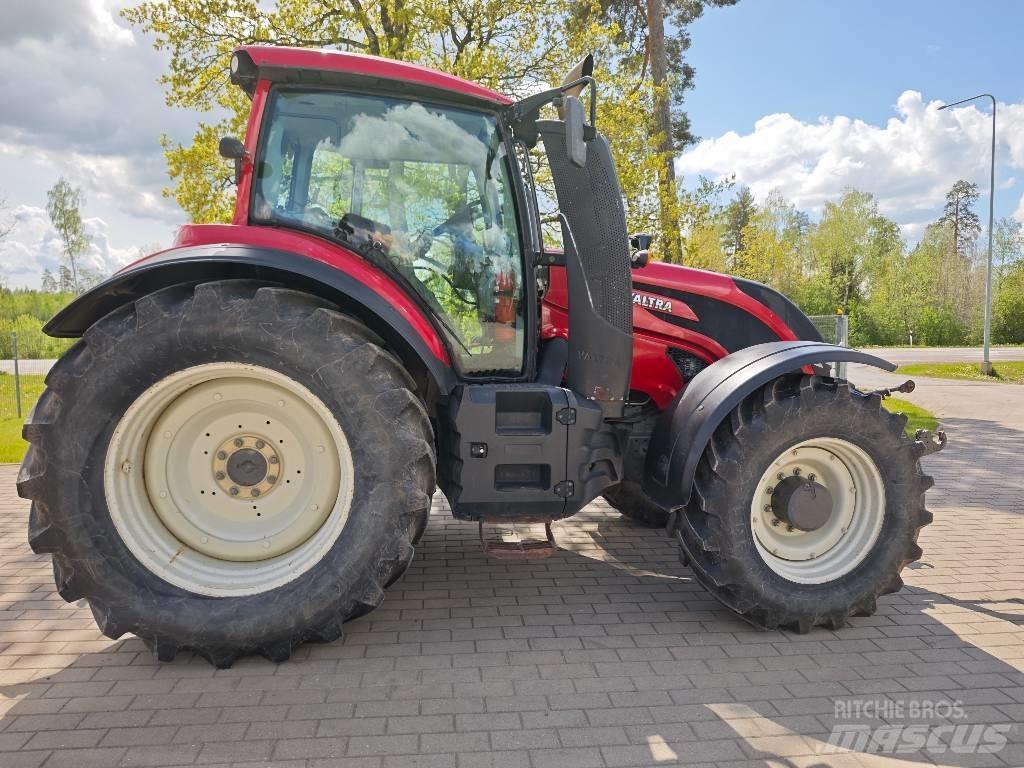 Valtra T 214 D الجرارات