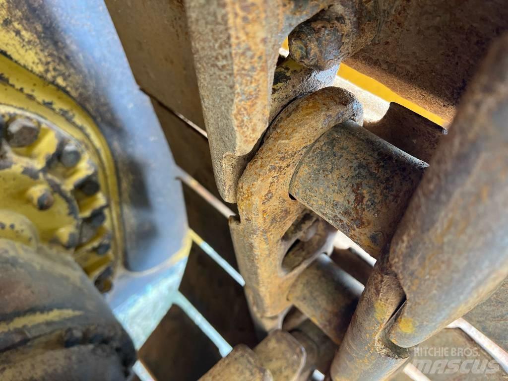 CAT D 6 K بلدوزرات مجنزرة