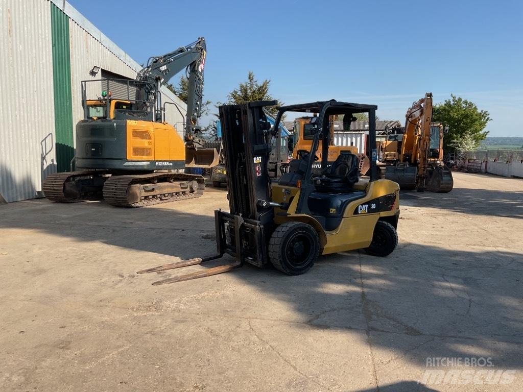 CAT DP30NT شاحنات الديزل