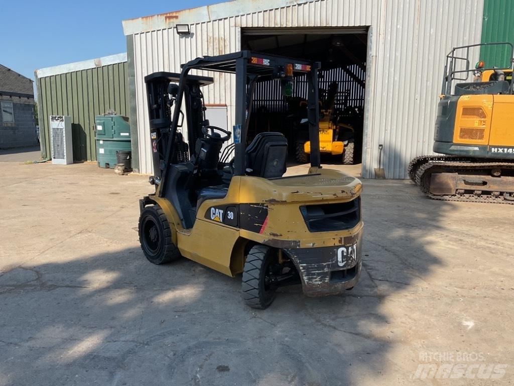 CAT DP30NT شاحنات الديزل
