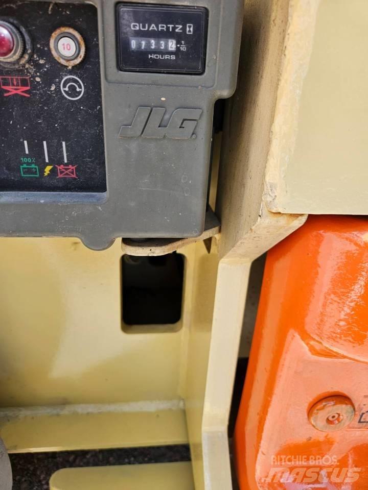 JLG 2630 ES رافعات مقصية الشكل