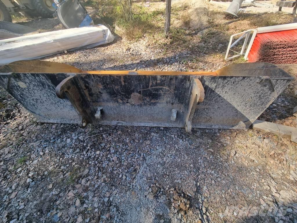 CAT 908M -2015 لوادر بعجل