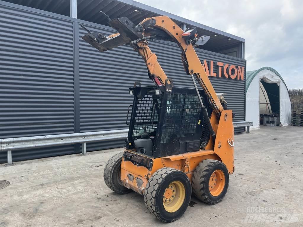 CAT 226B ساحبات الأشجار