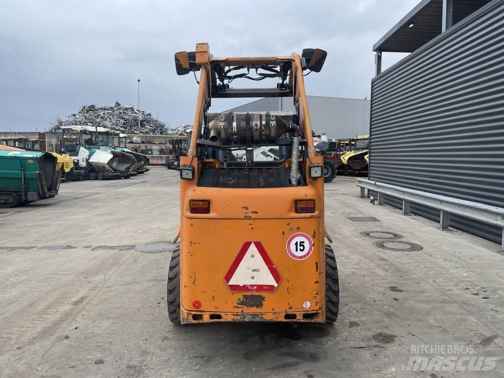 CAT 226B ساحبات الأشجار