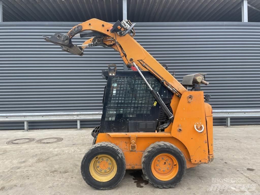 CAT 226B ساحبات الأشجار