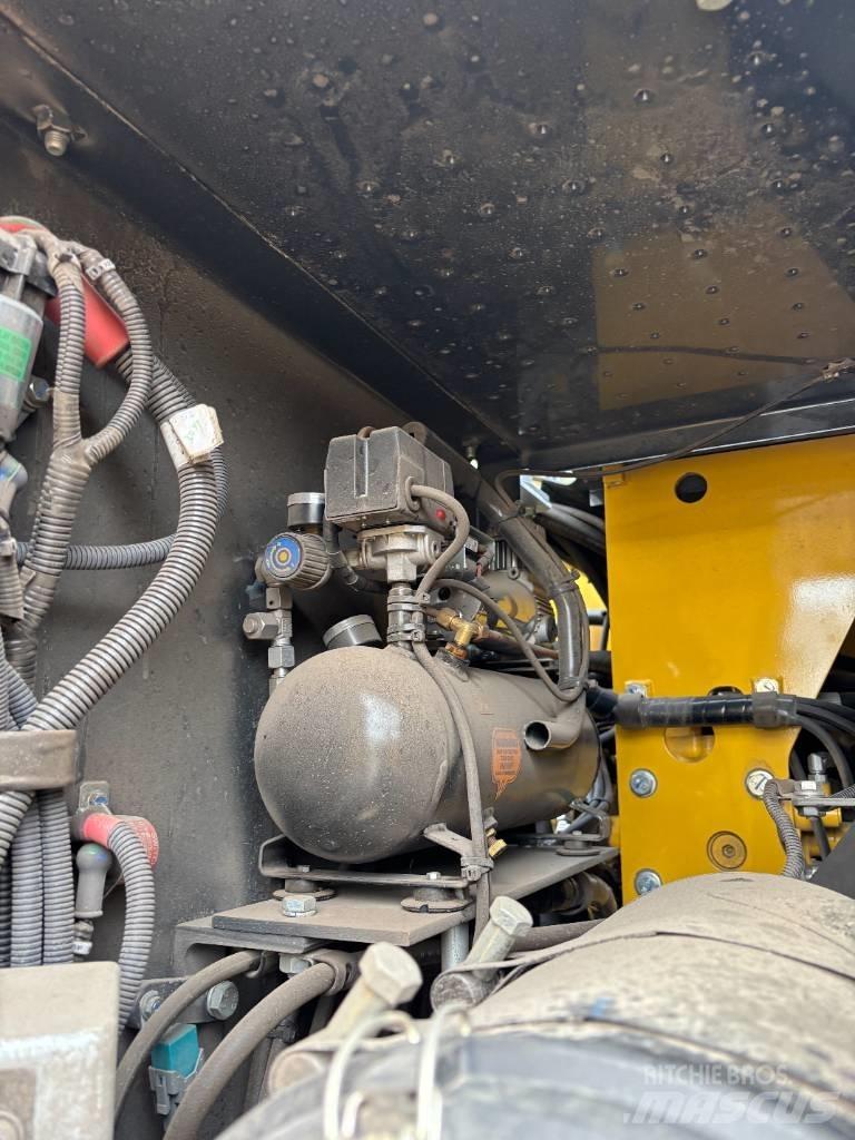 Komatsu PW180-11 حفارات بعجل