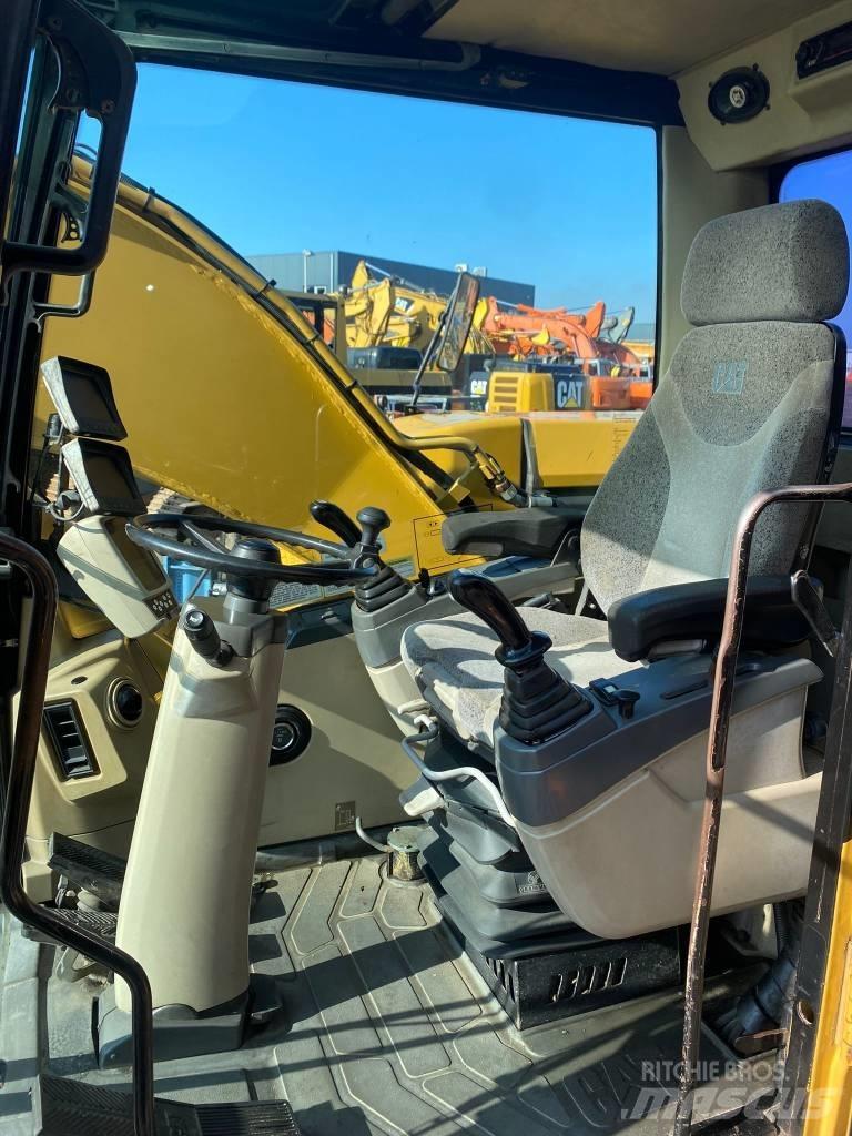 CAT M 313 C حفارات بعجل