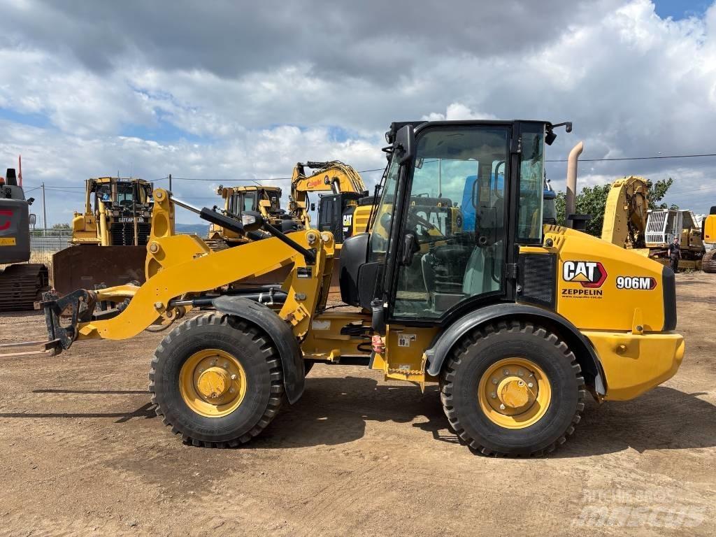 CAT 906 M لوادر بعجل