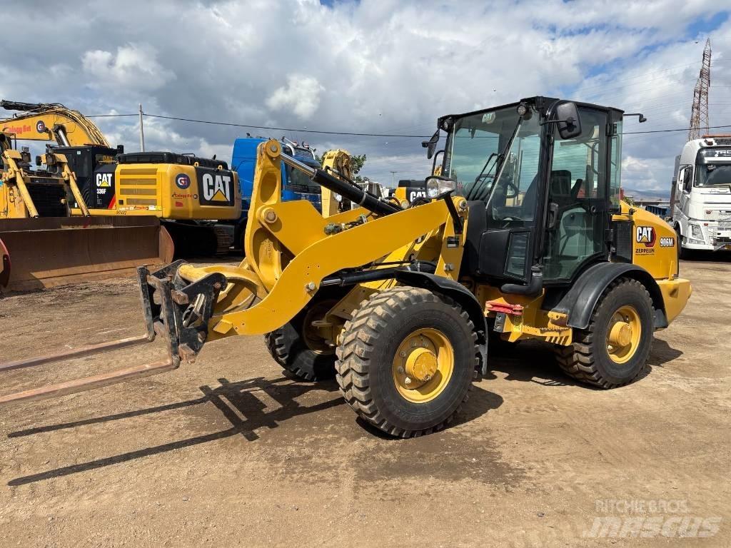 CAT 906 M لوادر بعجل